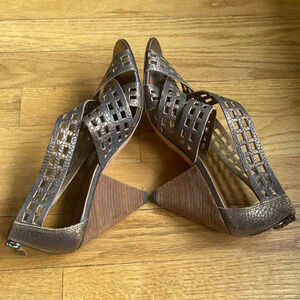 Matisse sz 7 heels strapped with bronze pebbles texture leather great cond.